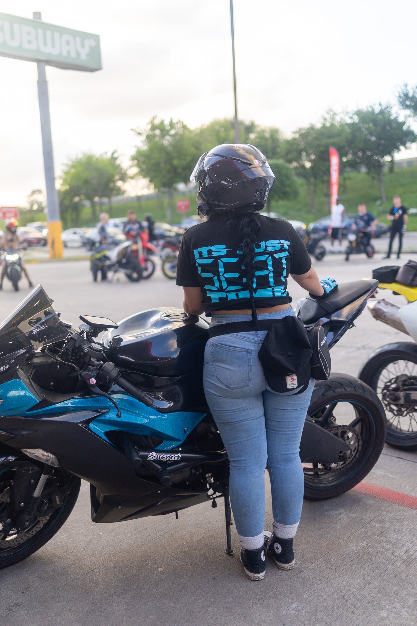V4 Tee - Tiffany:Black
